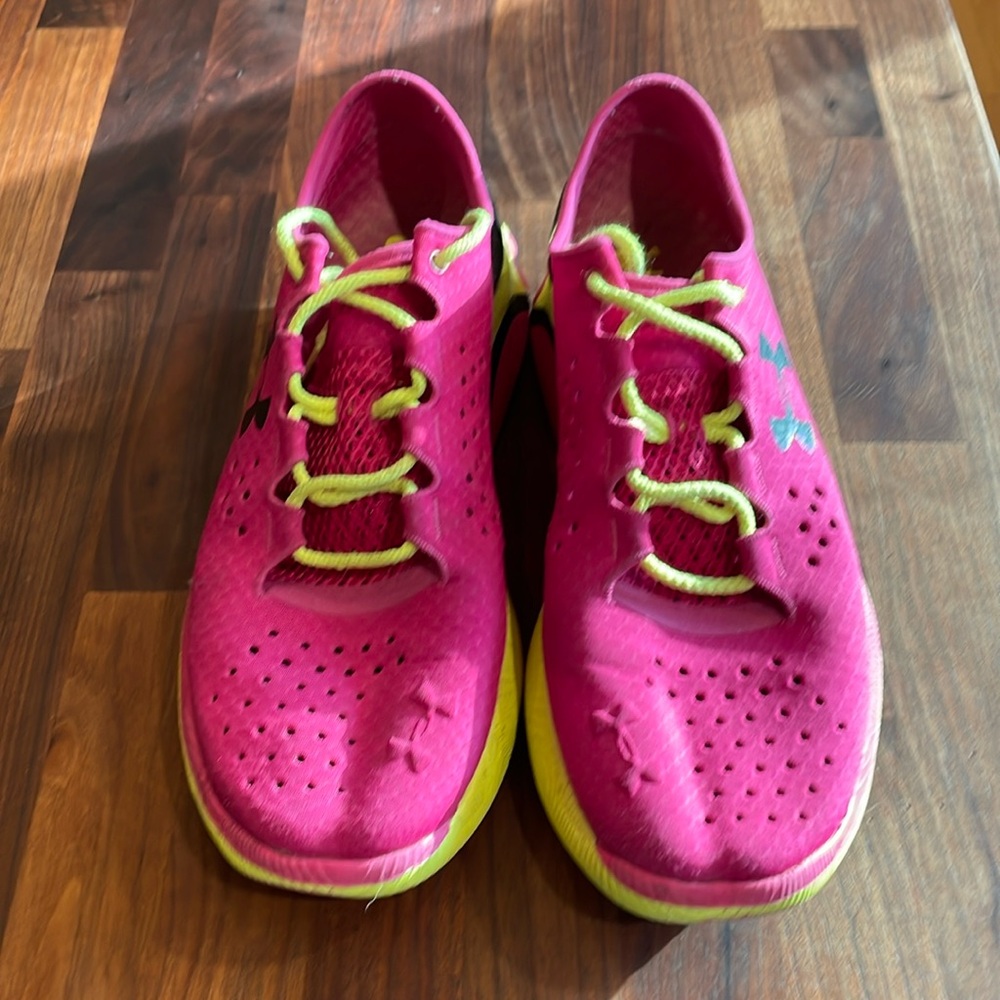 Women’s Size 9 Under Armour SPEEDFORM shoes